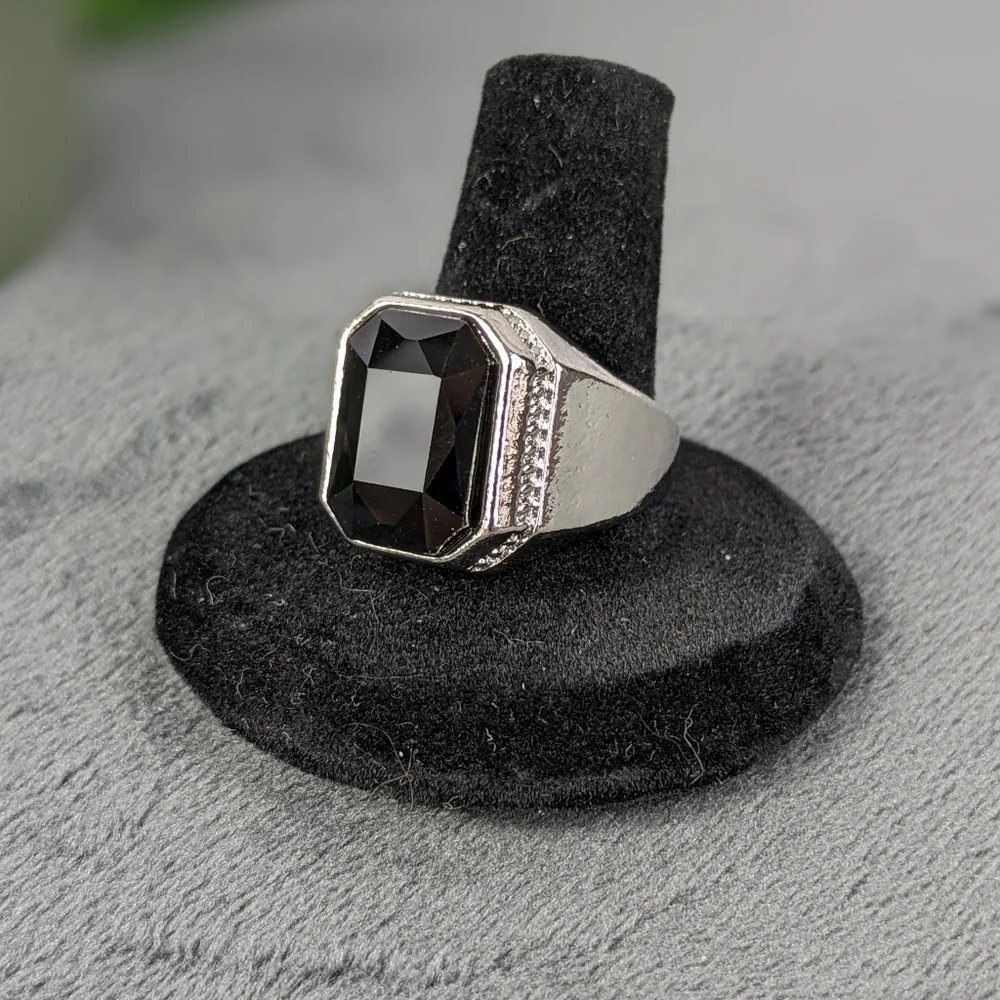 Silver color dark stone signet ring, 8, unisex